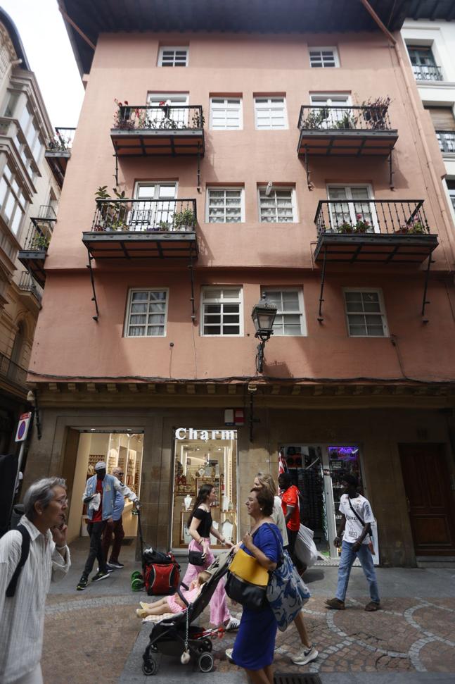 El edificio de viviendas más antiguo está en Bidebarrieta 10.