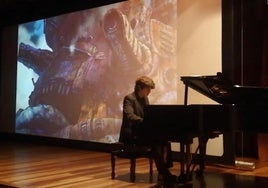 Una de las actuaciones de Miguel Etayo, pianista que participa en el cierre del festival Raíces de Europa.