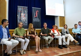 Txutxi Solabarrieta, durante la presentación del festival, acompañado de las entidades colaboradoras.