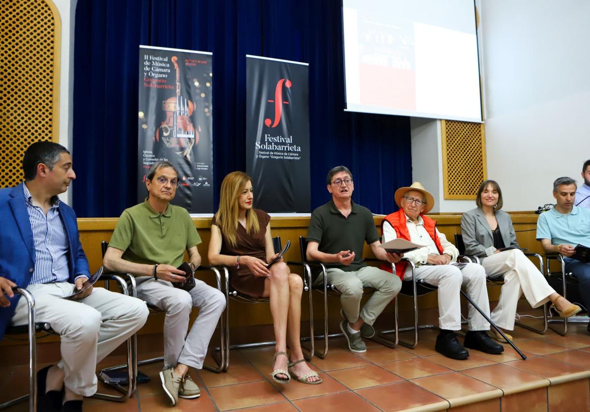 Txutxi Solabarrieta, durante la presentación del festival, acompañado de las entidades colaboradoras.