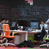 Empleados de Multiverse en la oficina de Miramon.