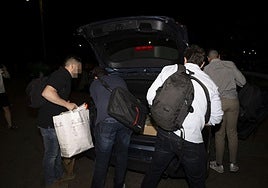 Salida de los agentes de la UCO de la sede de Servinabar con la documentación requisada.