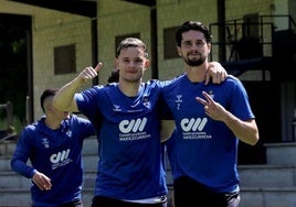 Troncho, en la imagen junto a Cubero en Ipurua, se mantiene a la espera de saber si se quedará.