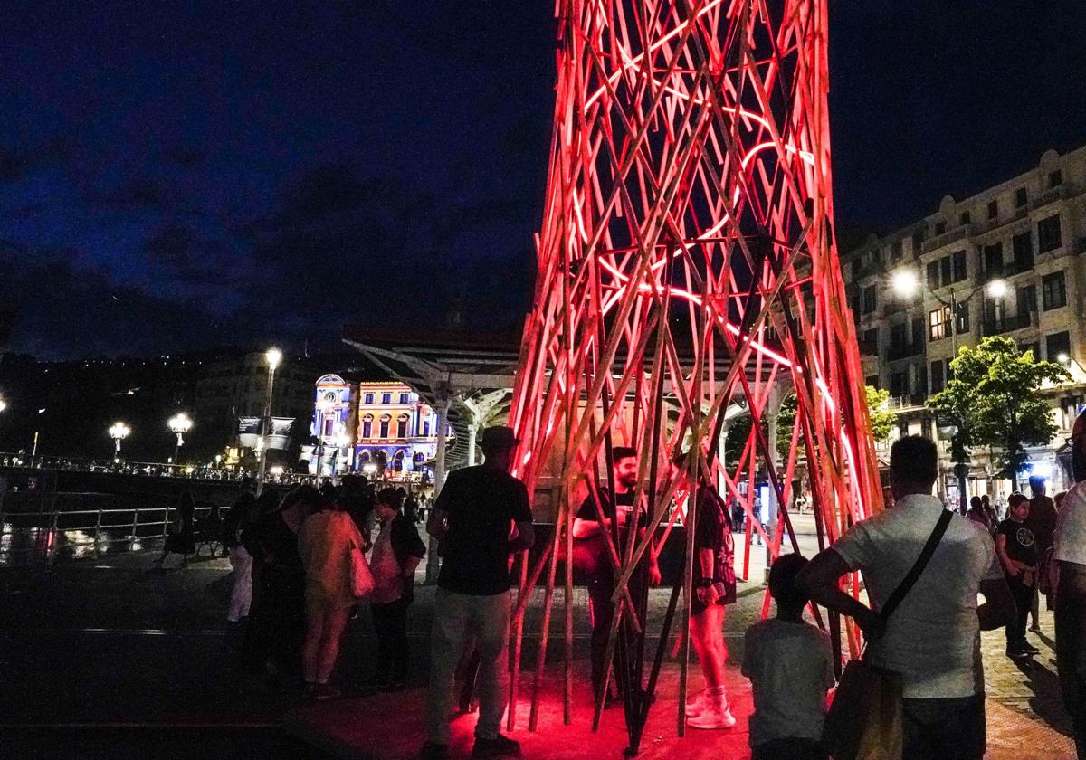 Gau zuria: 34 espectáculos de luces hacen que Bilbao brille