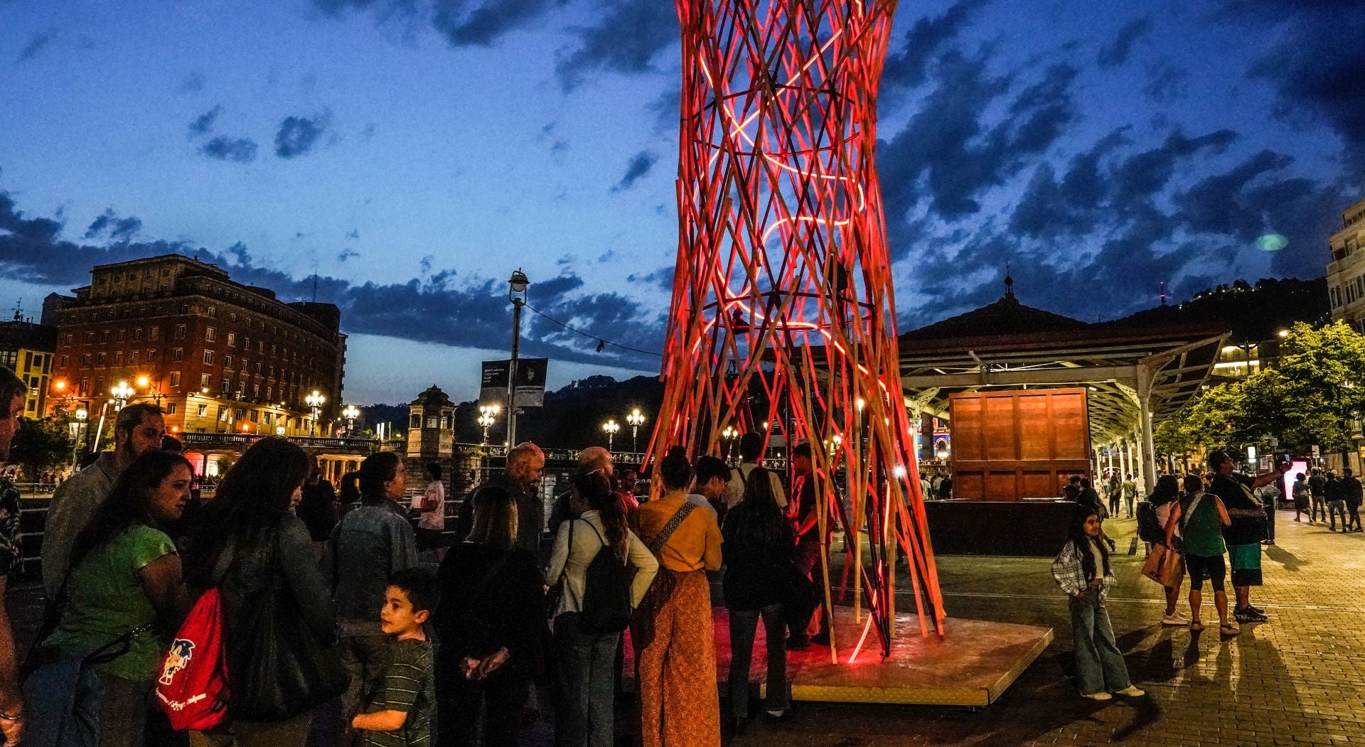 Gau zuria: 34 espectáculos de luces hacen que Bilbao brille
