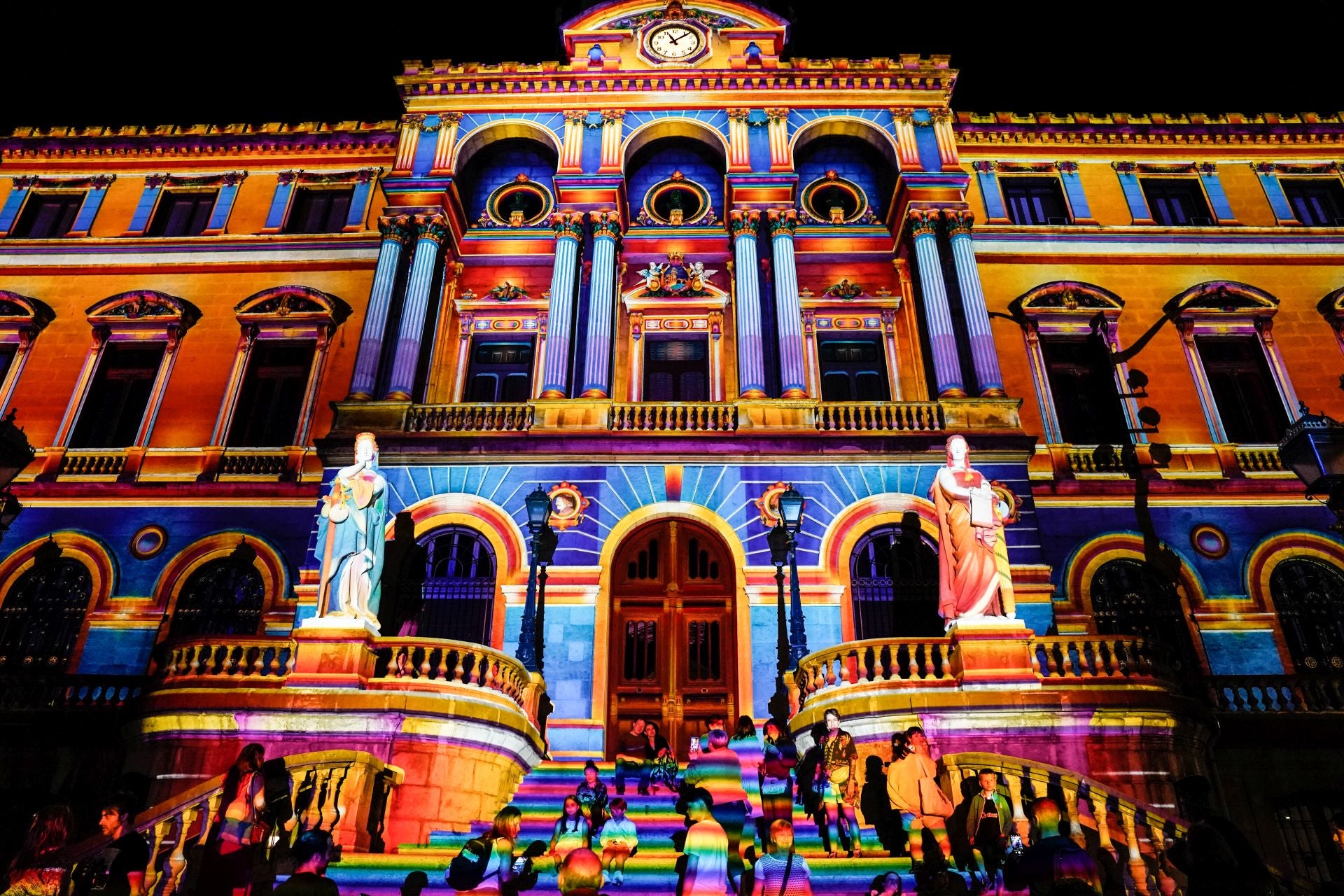 Gau zuria: 34 espectáculos de luces hacen que Bilbao brille