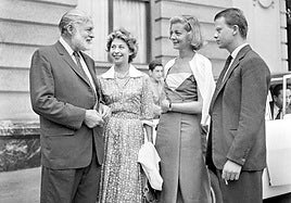 Ernest Hemingway charla en los aledaños de la puerta del Carlton con la actriz Lauren Bacall.