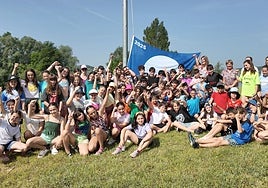 Alumnado de la ikastola Ikasbidea de Durana ha protagonizado el acto de izada de la bandera azul.