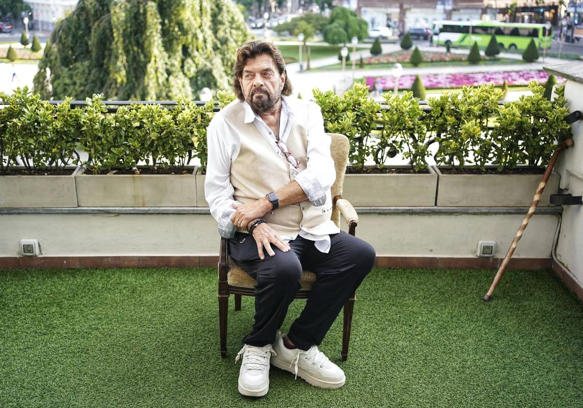 Alan Parsons, que camina con ayuda de un bastón, en el hotel Carlton.