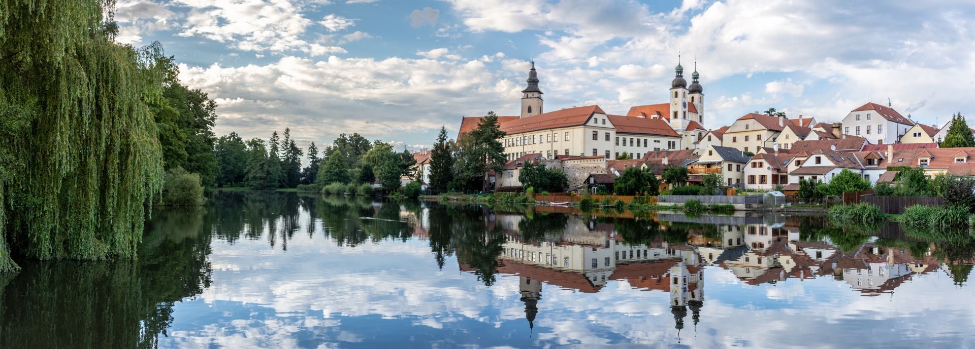 Las torres del castillo despuntan sobre la ciudad de Telč cuyo centro histórico ha sido declarado Patrimonio de la Humanidad por la Unesco.