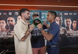 Jon Fernández y Ricardo Núñez tuvieron ayer el primer cara a cara antes del combate de mañana en el frontón Bizkaia.