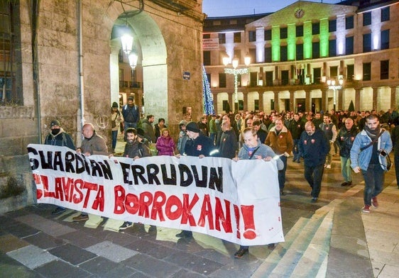 Protestas de los trabajadores de Glavista en Llodio antes de su cierre.