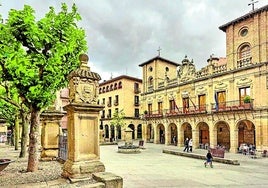 La sobriedad del Ayuntamiento de Viana marca el estilo de la Plaza de los Fueros.