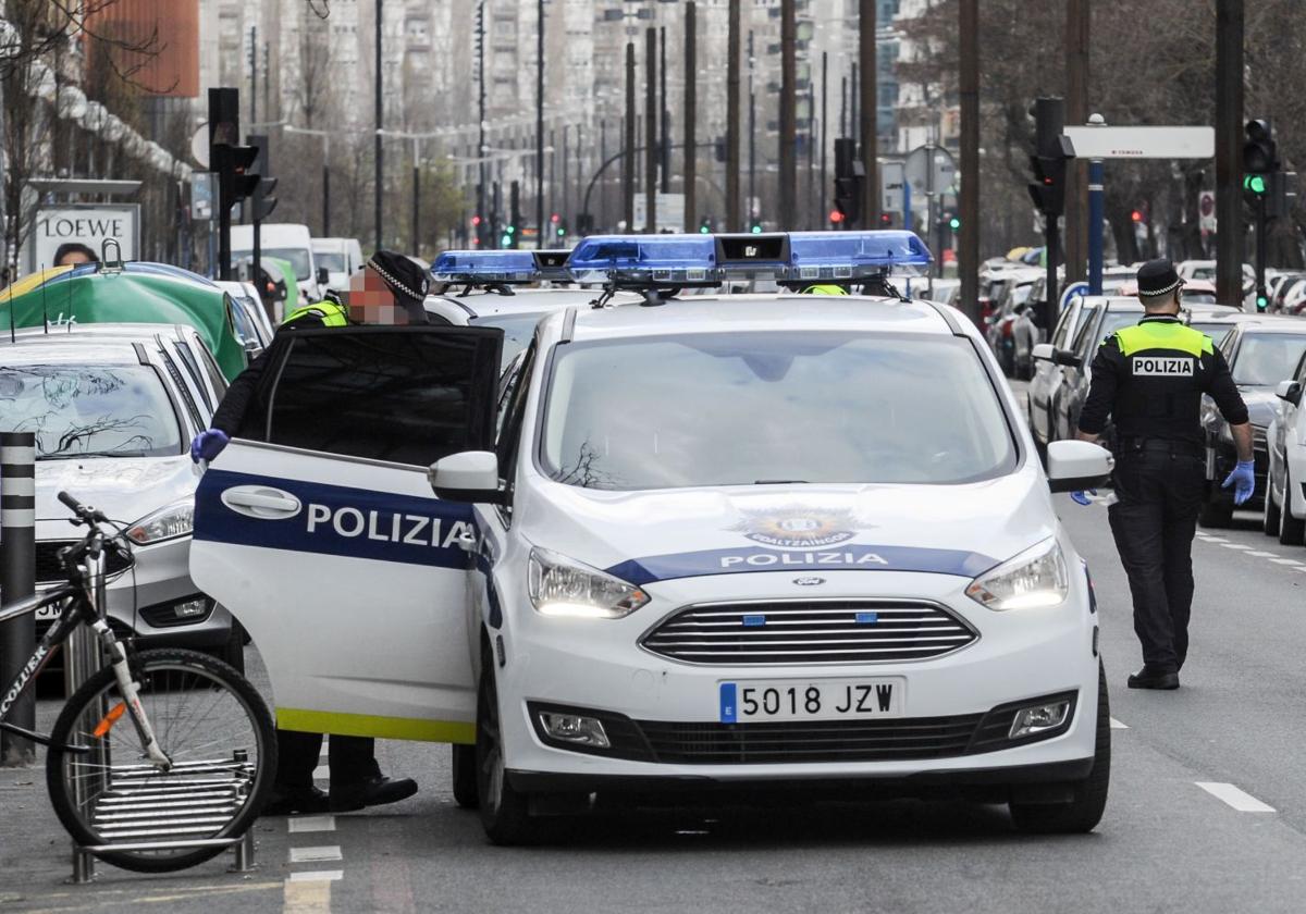 Agentes de la Policía Local de Vitoria, en otra intervención.