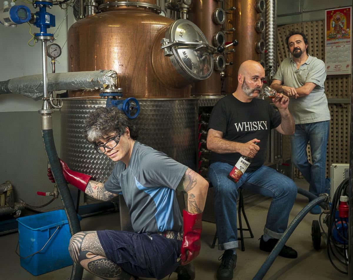 El maestro destilador Diego Remírez de Ganuza, el catador Manu Iturregui y el formulador Carlos Ortiz de Zarate en la microdestilería Basque Moonshiners, en Vitoria.