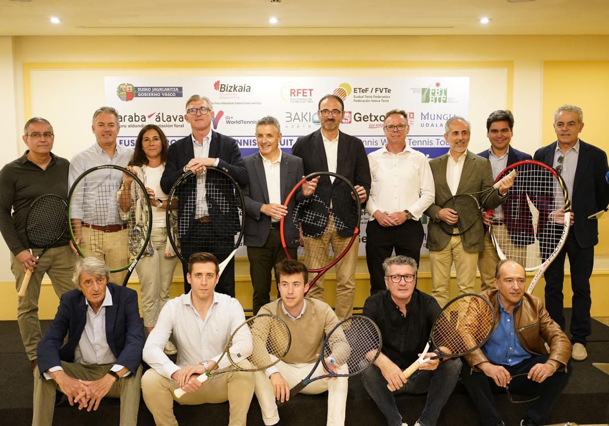Participantes en la presentación del Circuito Euskadi Profesional de Tenis 2025
