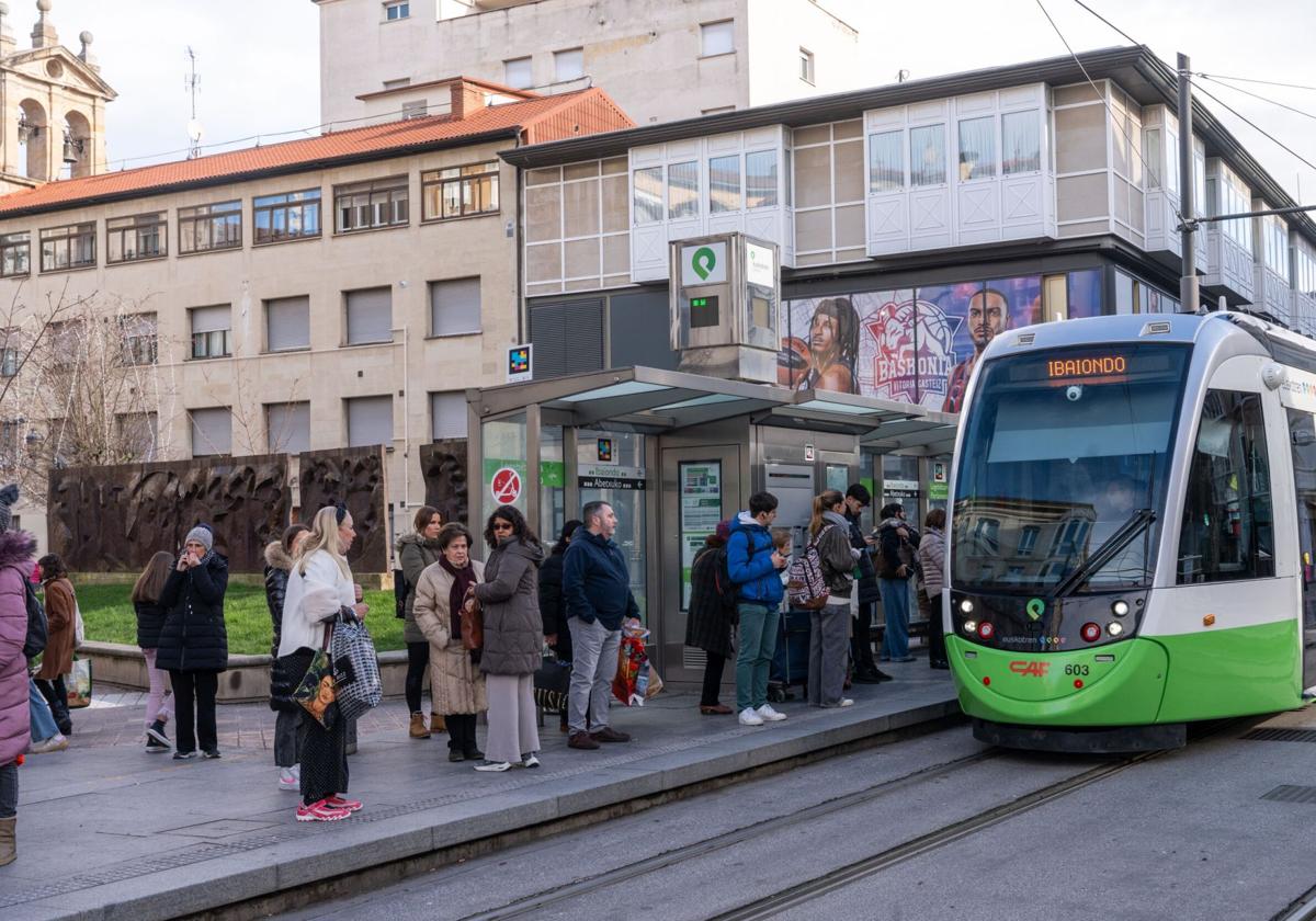 Varios pasajeros esperan la llegada del tranvía en la parada de Parlamento.