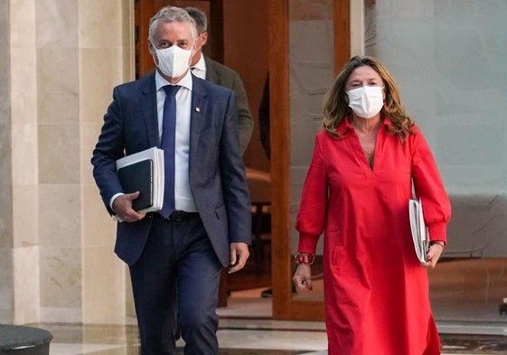 El exlehendakari Iñigo Urkullu y la exconsejera de Salud Gotzone Sagardui, a la salida de una reunión del Labi en 2021.