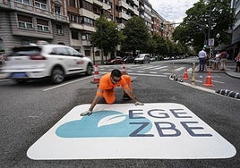 Un operario coloca una señal de acceso a la ZBE.