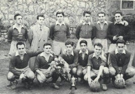 Carlos del Escobal, el segundo por la izquierda en la fila superior, cuando entrenaba al Indauchu en 1955.