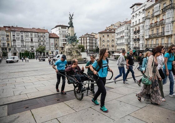 Vitoria organiza visitas guiadas para personas con discapacidad motriz.