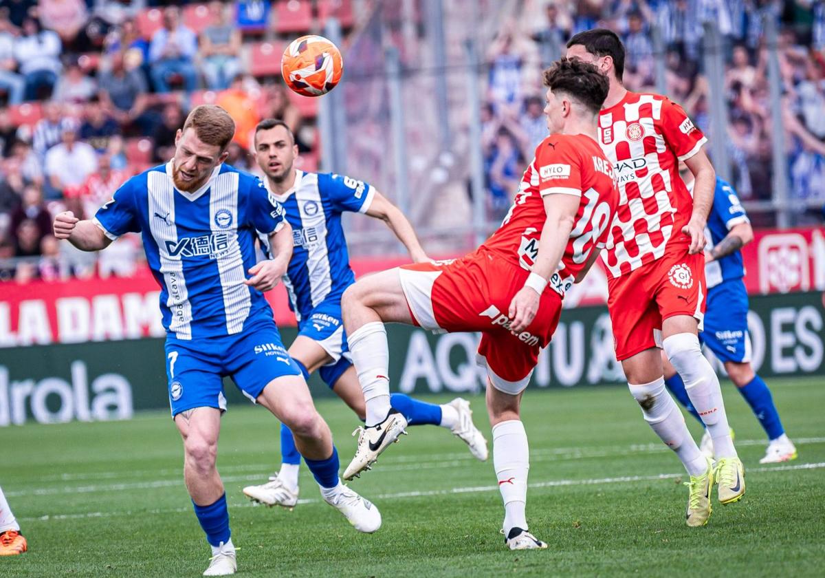 Lance del último duelo entre Alavés y Girona, saldado con triunfo vitoriano por 0-1.