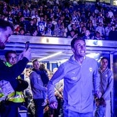 Ander Guevara salta al campo en la despedida al equipo tras el último partido del curso.