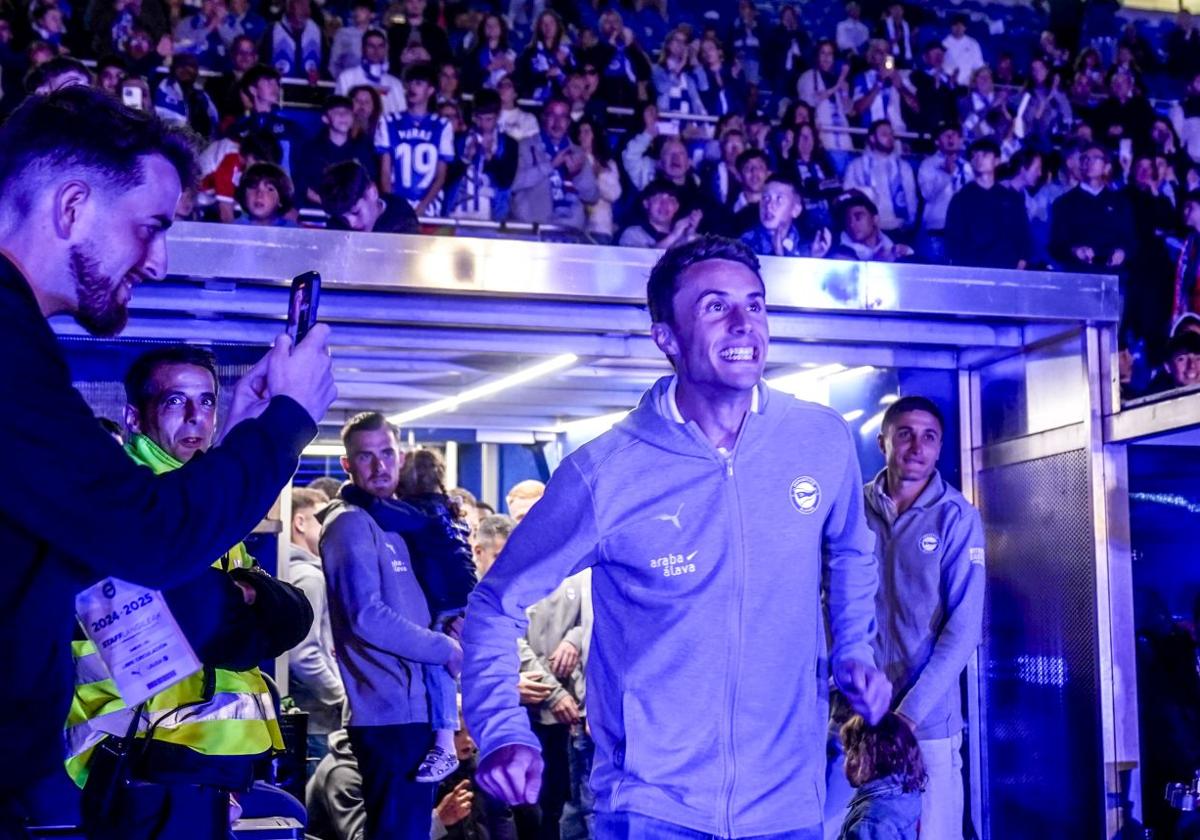 Ander Guevara salta al campo en la despedida al equipo tras el último partido del curso.