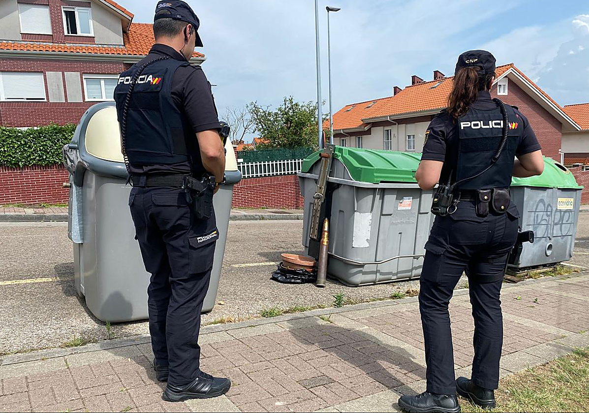 Dos agentes custodian el proyectil a la espera de la llegada de los Tédax.