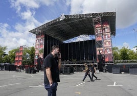 Alfonso Santiago supervisa el montaje de los escenarios en la edición de 2024.