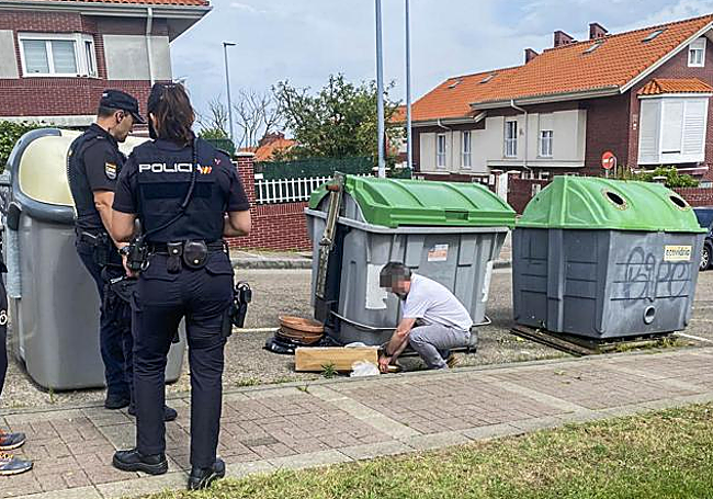 Un agente de los TEDAX recoge el artefacto para su traslado a una zona de detonación segura.