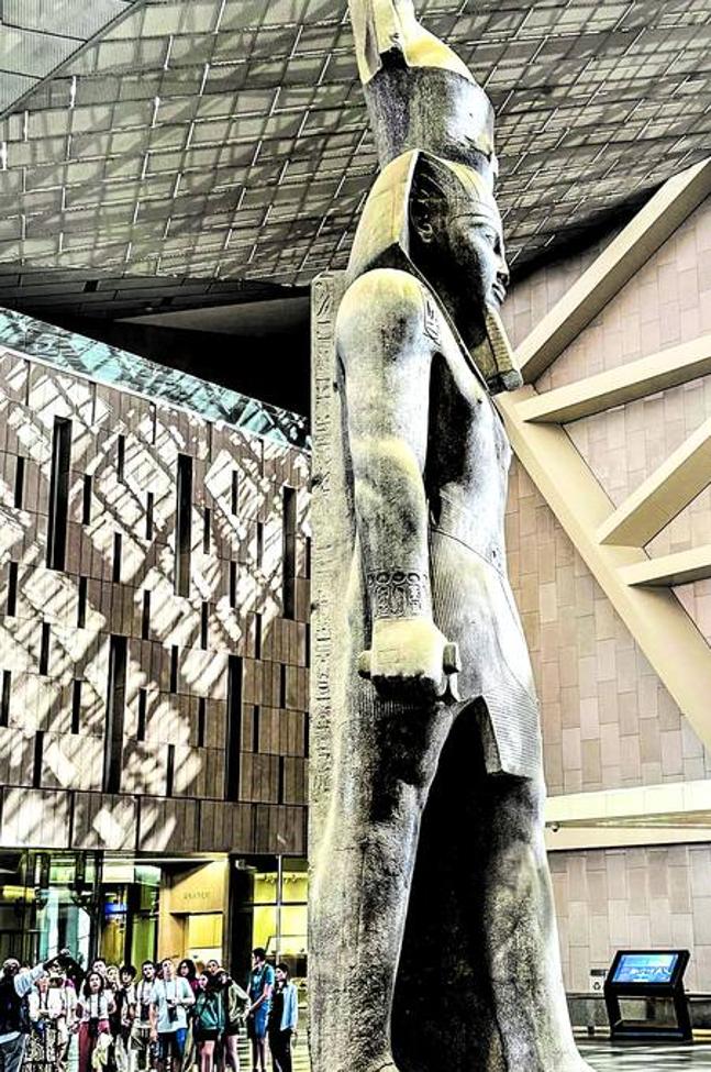 Imponente. La estatua de Ramsés II recibe a los visitantes en el atrio, diseñado a su medida.