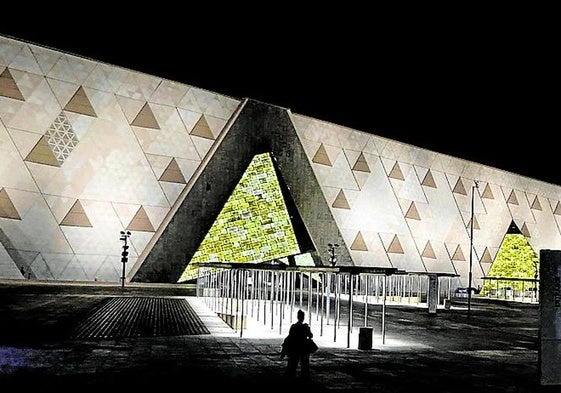 Fachada del Gran Museo Egipcio de Giza.