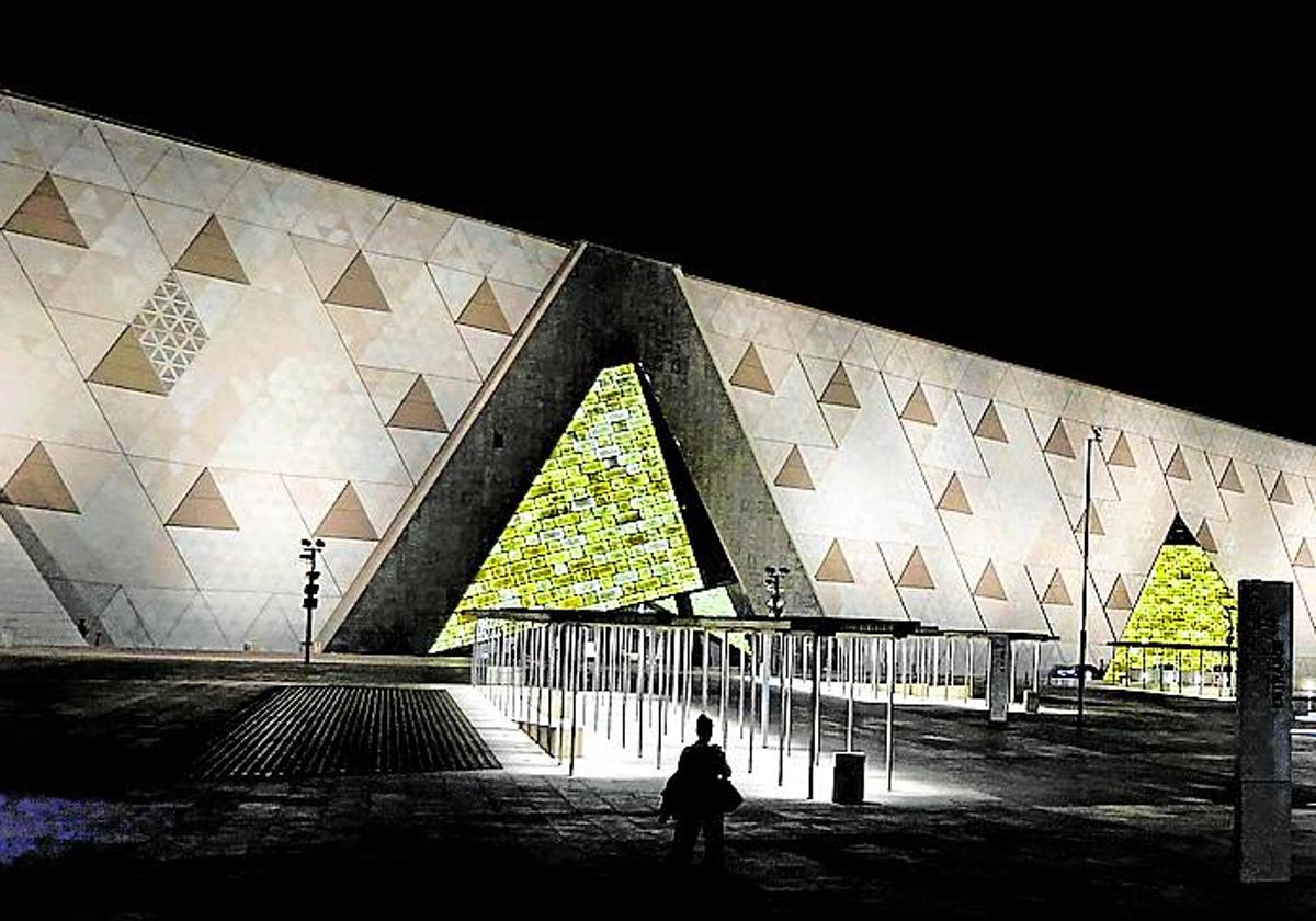 Fachada del Gran Museo Egipcio de Giza.