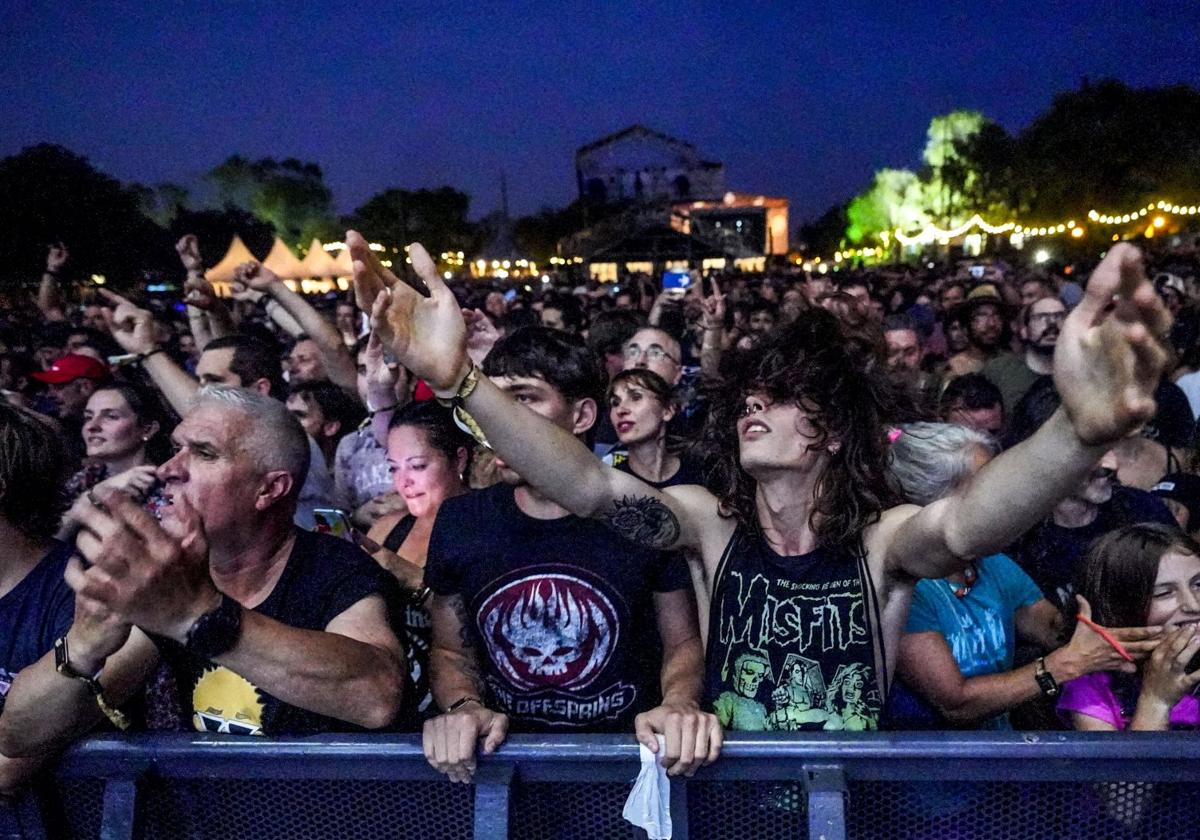 Fanáticos del Azkena lo dan todo en primera fila.