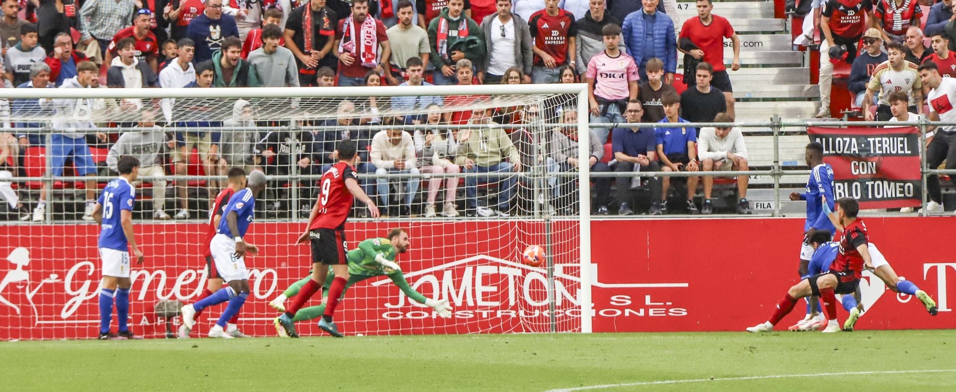 El portero del Oviedo se estira en balde en el gol del Mirandés.