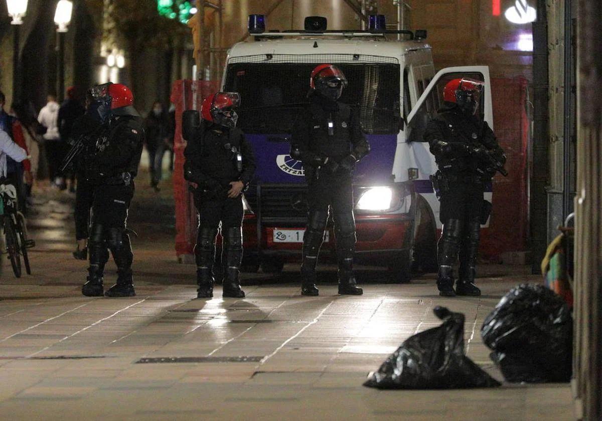 Un anterior operativo nocturno de la Ertzaintza en la capital alavesa.