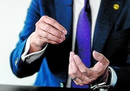 Detalle de las manos del consejero de Industria, Mikel Jauregi.
