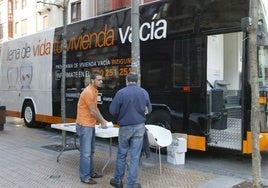 Un autobús utilizado para hacer publicidad del programa Bizugune.