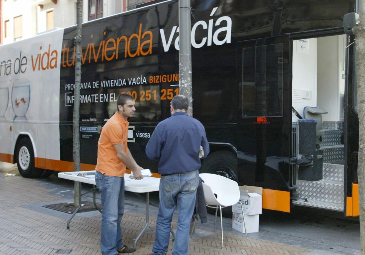 Un autobús utilizado para hacer publicidad del programa Bizugune.