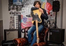 Iñigo Etxeita es guitarrista y cantante de Búfalo Club.