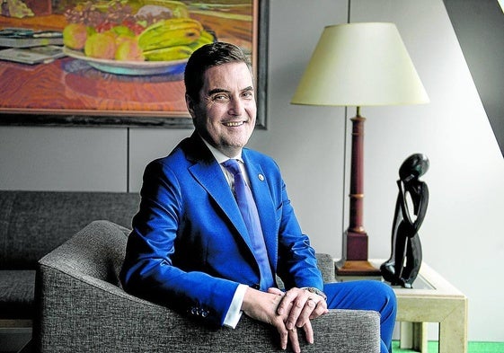 El consejero de Industria, Mikel Jauregi, el viernes minutos antes de la entrevista.