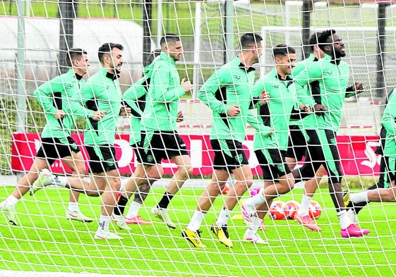 Jugadores del Athletic se ejercitan en Lezama.