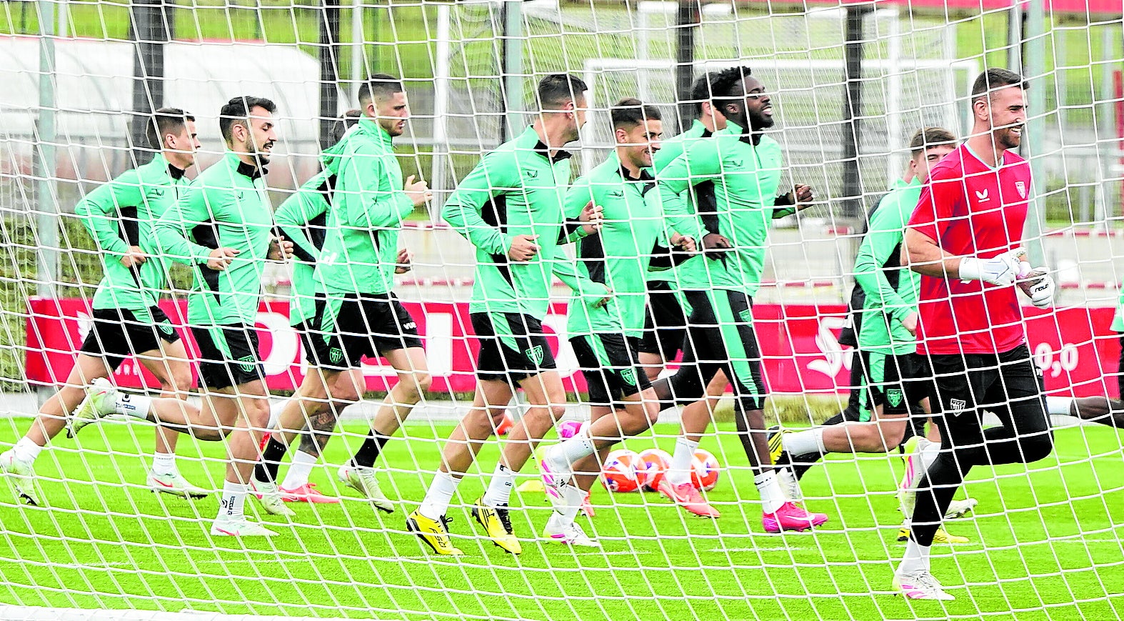Jugadores del Athletic se ejercitan en Lezama.