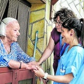 Karmele Beaskoetxea recibe en su casa de Bedia a la enfermera Amaia Goienetxe y a la médica Josune Tutor.