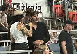 Mumbrú charla con un asistente antes del concierto en el BEC.