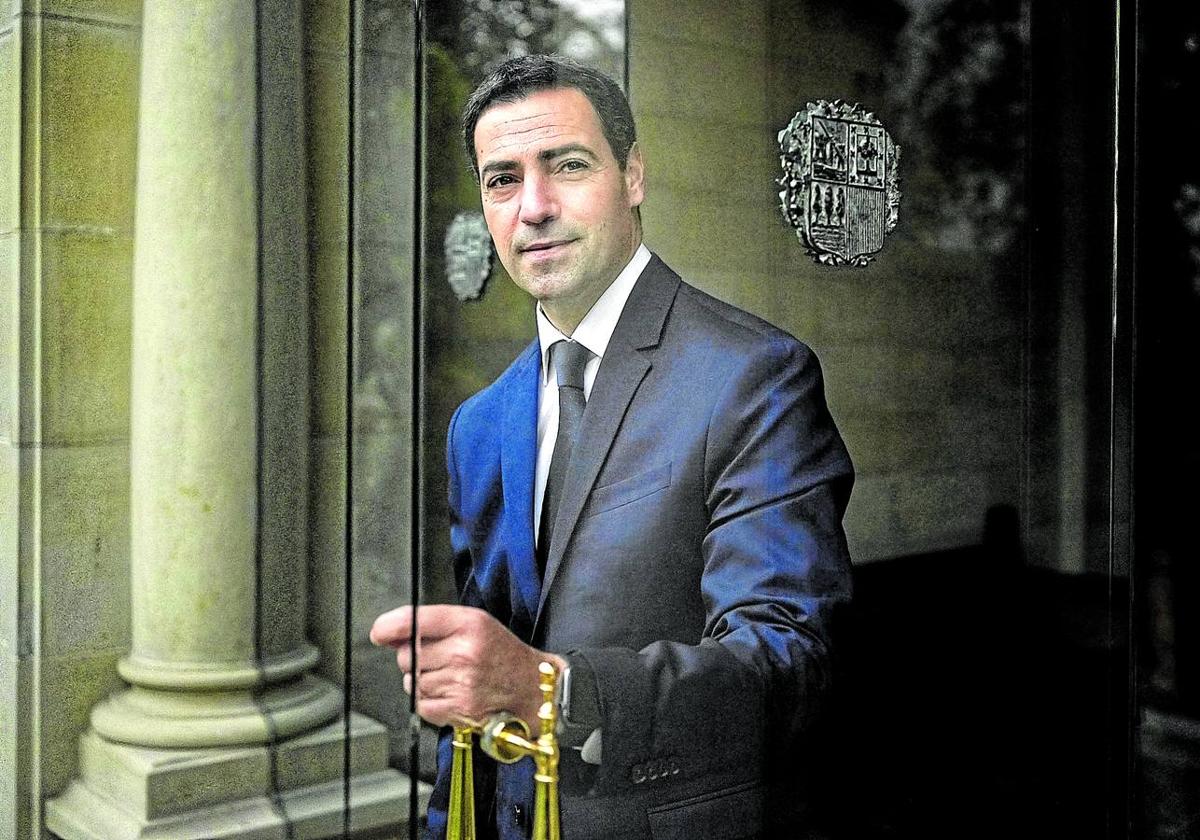 El lehendakari, Imanol Pradales, posa en una de las estancias del Palacio de Ajuria Enea, en Vitoria.