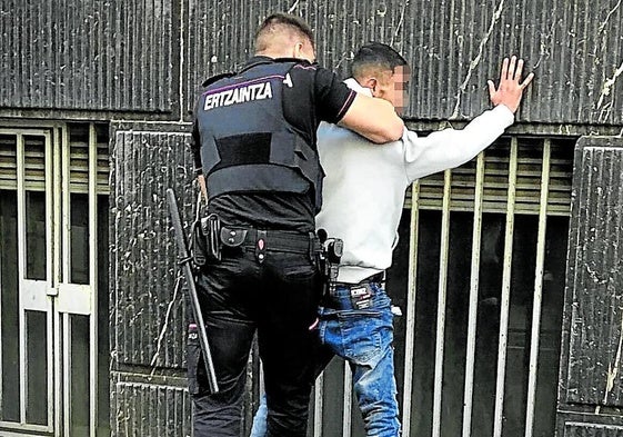 Un ertzaina registra a un sospechoso