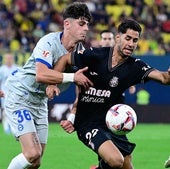 Pica pelea con Ayoze por quitárle el balón.