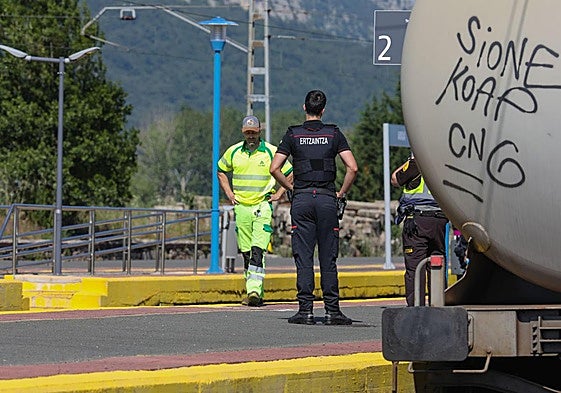 Los servicios de emergencia en la estación de Araia.